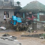 Ein Mann geht an Schäden vorbei, die durch Sturzfluten in der Stadt Libon in der Provinz Albay verursacht wurden. Die Provinz gehört mit Catanduanes sowie der Stadt Naga City – 260 Kilometer südlich der Hauptstadt Manila – zu den besonders schlimm betroffenen Gebieten. Die Regionen gehören alle zur Hauptinsel Luzon mit rund 50 Millionen Bewohnern