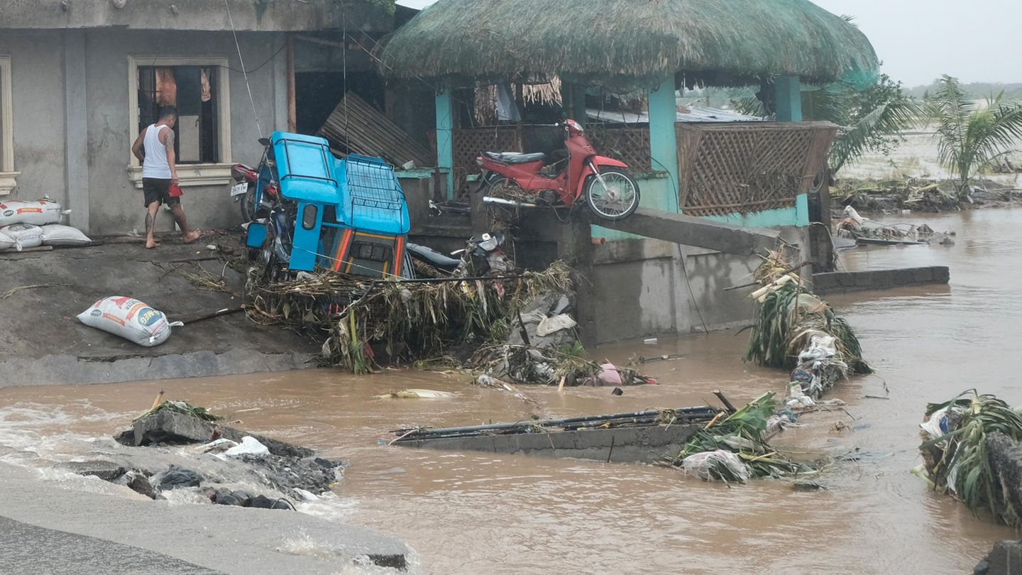 Ein Mann geht an Schäden vorbei, die durch Sturzfluten in der Stadt Libon in der Provinz Albay verursacht wurden. Die Provinz gehört mit Catanduanes sowie der Stadt Naga City – 260 Kilometer südlich der Hauptstadt Manila – zu den besonders schlimm betroffenen Gebieten. Die Regionen gehören alle zur Hauptinsel Luzon mit rund 50 Millionen Bewohnern