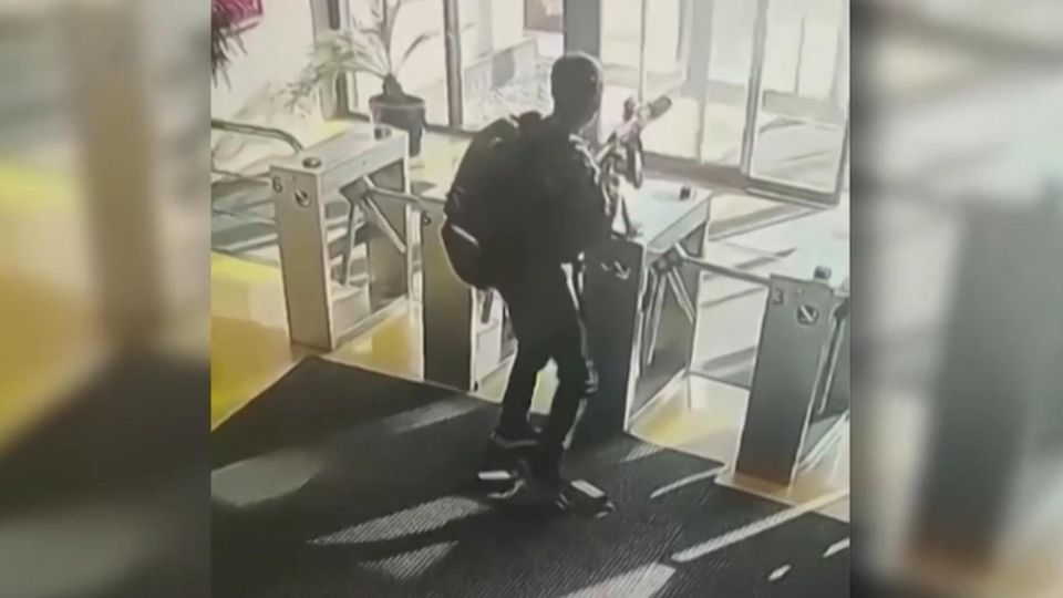 Überwachungsvideo zeigt bewaffnete Terroristen in Ankara – Türkei vermutet PKK