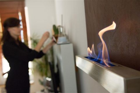 Gemeinsam mit Feuerwehrmann Steffen Ottilie testet Reporterin Pauline mit welchen Tischkaminen es im Winter richtig behaglich werden kann - und bei was lieber Vorsicht geboten ist.