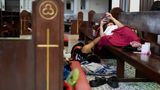 Evakuierte liegen auf Bänken in der Pfarrei Holy Family, die als vorübergehendes Evakuierungszentrum für Quezon genutzt wird. "Innerhalb von 24 Stunden ist so viel Regen gefallen wie sonst in zwei Monaten", sagte Glenda Ong Bongao, Gouverneurin von Albay, einem Radiosender in Manila