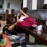 Evakuierte liegen auf Bänken in der Pfarrei Holy Family, die als vorübergehendes Evakuierungszentrum für Quezon genutzt wird. "Innerhalb von 24 Stunden ist so viel Regen gefallen wie sonst in zwei Monaten", sagte Glenda Ong Bongao, Gouverneurin von Albay, einem Radiosender in Manila