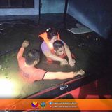 Rettungskräfte bringen während der durch den Tropensturm Trami verursachten Überschwemmungen einen Einwohner von Guinobatan in Sicherheit