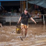Das Wasser verschwindet von selbst, der Schlamm nicht: Diese Bewohnerin von Polangui hat mit den Aufräumarbeiten bereits begonnen