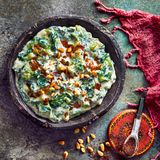 Vegan: Gebratener Salat mit Minze-­Paprika­-Buttersauce