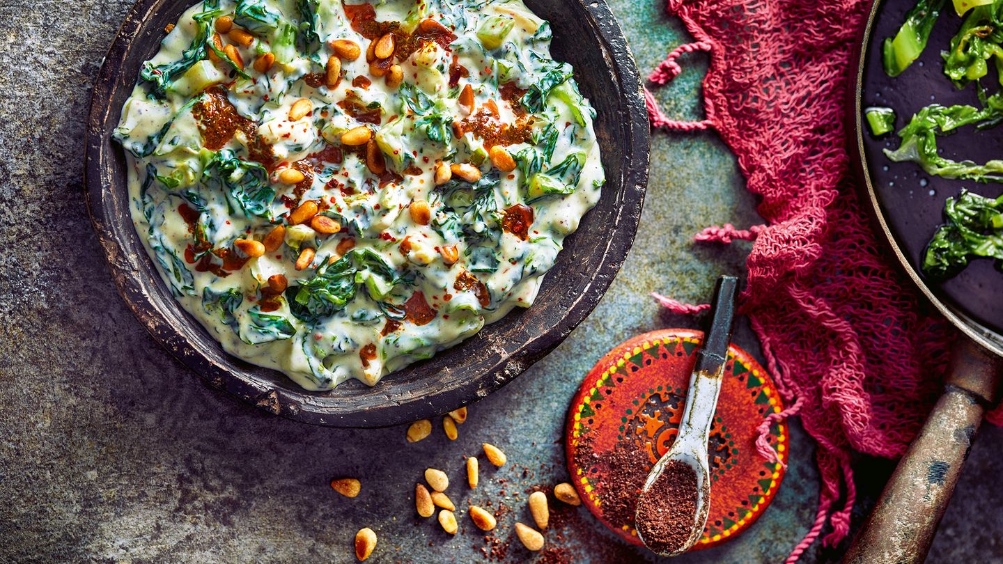 Vegan: Gebratener Salat mit Minze-­Paprika­-Buttersauce