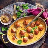 Vegan: Rote-­Linsen-­Bällchen in Kokossauce