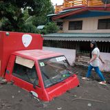 Etwas schwerer wird es, diesen Lieferwagen in Guinobatan wieder flott zu kriegen. Er ist von vulkanischem Schlamm eingeschlossen, der vom Vulkan Mayon herabfloss