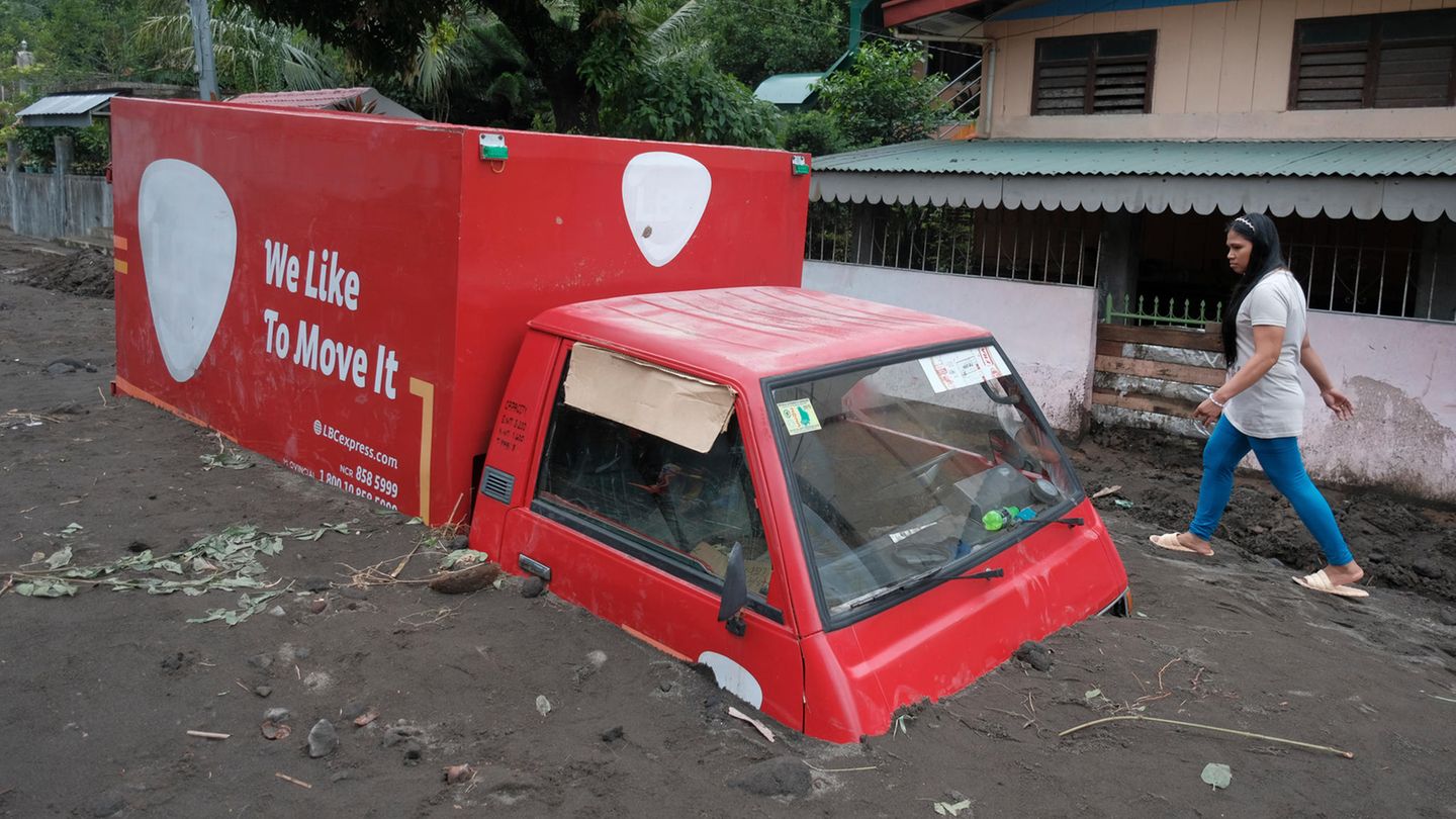 Etwas schwerer wird es, diesen Lieferwagen in Guinobatan wieder flott zu kriegen. Er ist von vulkanischem Schlamm eingeschlossen, der vom Vulkan Mayon herabfloss