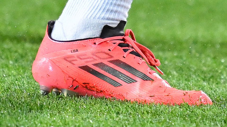 Trotz der anhaltenden Gerüchte um eine Trennung trägt Thomas Müller seine Lisa noch namentlich auf den Fußballschuhen. Cathy Hummels befürchtet trotzdem einen Schlussstrich.