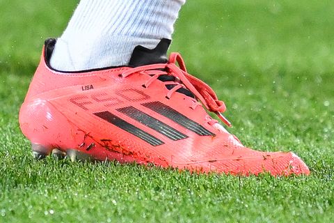 Trotz der anhaltenden Gerüchte um eine Trennung trägt Thomas Müller seine Lisa noch namentlich auf den Fußballschuhen. Cathy Hummels befürchtet trotzdem einen Schlussstrich.