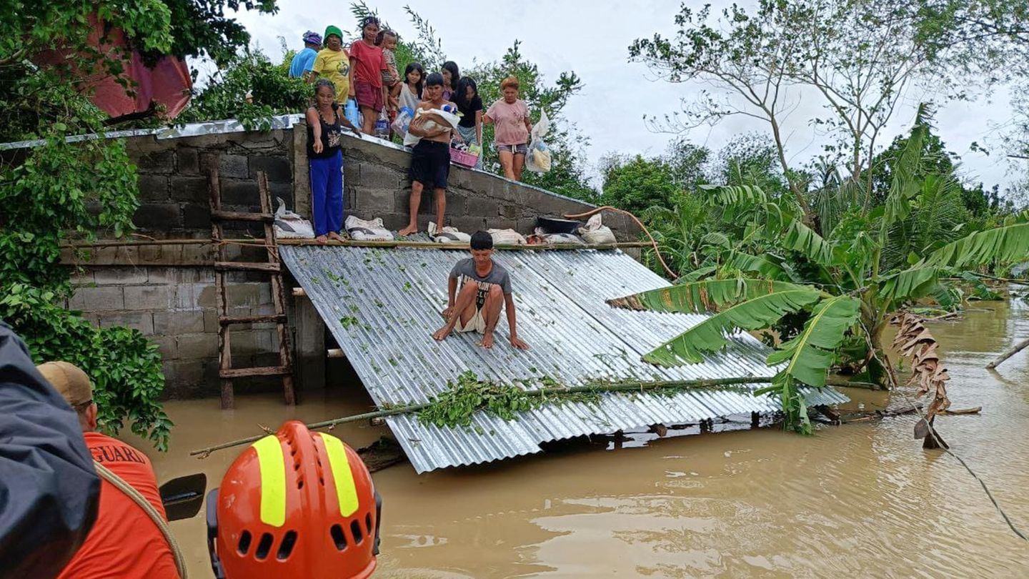 Rettungskräfte setzen wie hier in Libon, Provinz Albay, Boote ein, um noch auf Dächern festsitzende Bewohner zu erreichen