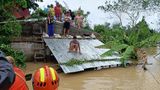 Rettungskräfte setzen wie hier in Libon, Provinz Albay, Boote ein, um noch auf Dächern festsitzende Bewohner zu erreichen