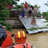 Rettungskräfte setzen wie hier in Libon, Provinz Albay, Boote ein, um noch auf Dächern festsitzende Bewohner zu erreichen
