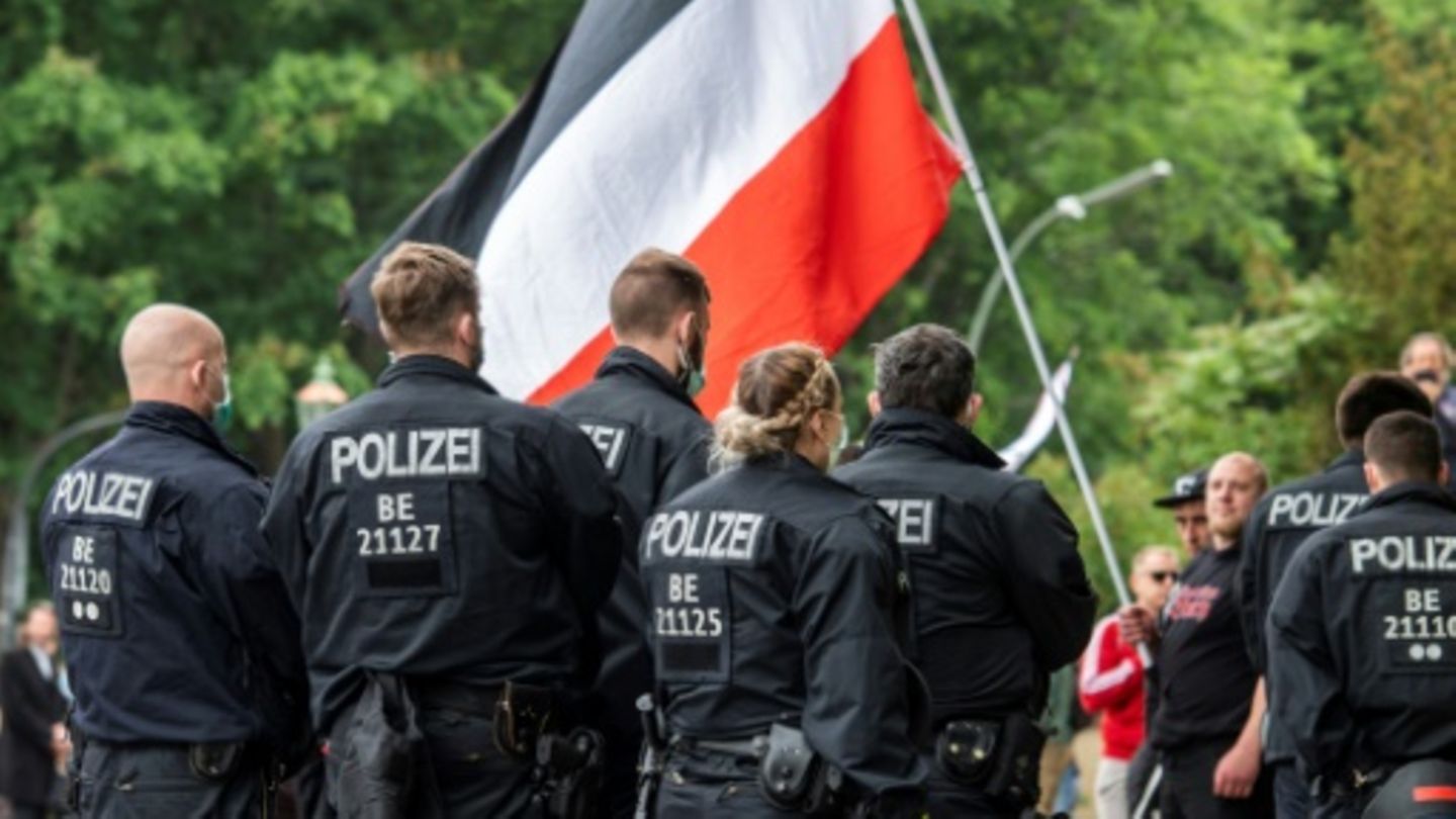 Reichsflagge auf einer Demonstration