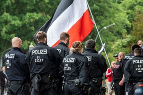 Reichsflagge auf einer Demonstration