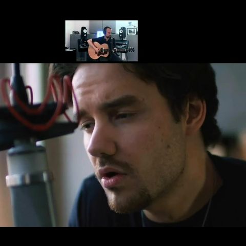 Liam Payne vor einem Mikrofon