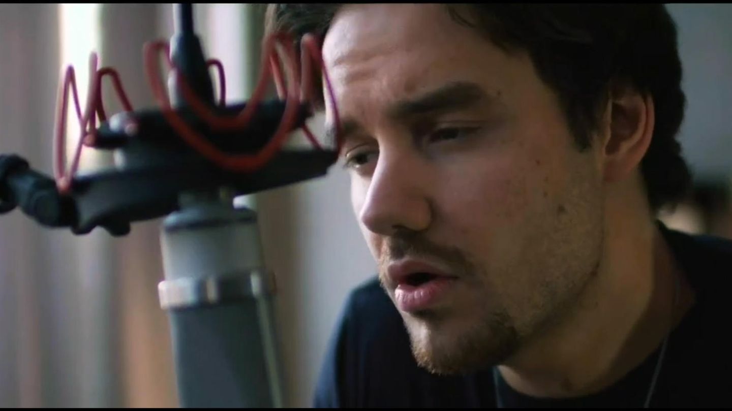 Liam Payne vor einem Mikrofon Liam Payne vor einem Mikrofon