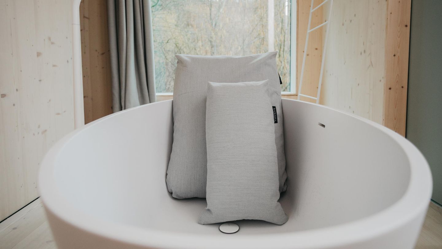 Relaxen mit dem innovativen Badewannen-Kissen von Badesofa   Entspannung wird erst ohne Ecken und Kanten zu einer runden Sache. Deshalb haben es sich Annika Götz und Natalie Steger zur Aufgabe gemacht, das Bade- und Wellness-Erlebnis zu revolutionieren. Das Badewannenkissen ist der Bestseller von Badesofa. Wer dem oder der Beschenkten wirklich etwas Gutes tun will, schenkt ein Badekissen für herrliche Entspannung in der Badewanne. Erhältlich sind die Kissen in den Größen S bis L und kosten zwischen 149,99 und 199,99 Euro. Das gesamte Produktportfolio ist im Badesofa-Onlineshop unter www.badesofa.de erhältlich.