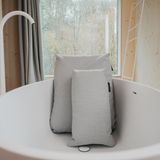 Relaxen mit dem innovativen Badewannen-Kissen von Badesofa   Entspannung wird erst ohne Ecken und Kanten zu einer runden Sache. Deshalb haben es sich Annika Götz und Natalie Steger zur Aufgabe gemacht, das Bade- und Wellness-Erlebnis zu revolutionieren. Das Badewannenkissen ist der Bestseller von Badesofa. Wer dem oder der Beschenkten wirklich etwas Gutes tun will, schenkt ein Badekissen für herrliche Entspannung in der Badewanne. Erhältlich sind die Kissen in den Größen S bis L und kosten zwischen 149,99 und 199,99 Euro. Das gesamte Produktportfolio ist im Badesofa-Onlineshop unter www.badesofa.de erhältlich.