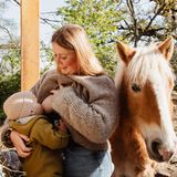 Die 28-jährige Kira ist Reittherapeutin in Witten. Ihr Kind Flora ist 18 Monate alt. Auf dem Hof leben zwölf Pferde. Kira kann sich ihre Arbeit frei einteilen und nimmt ihre Tochter meistens mit, da sie aktuell nur an zwei Vormittagen betreut wird