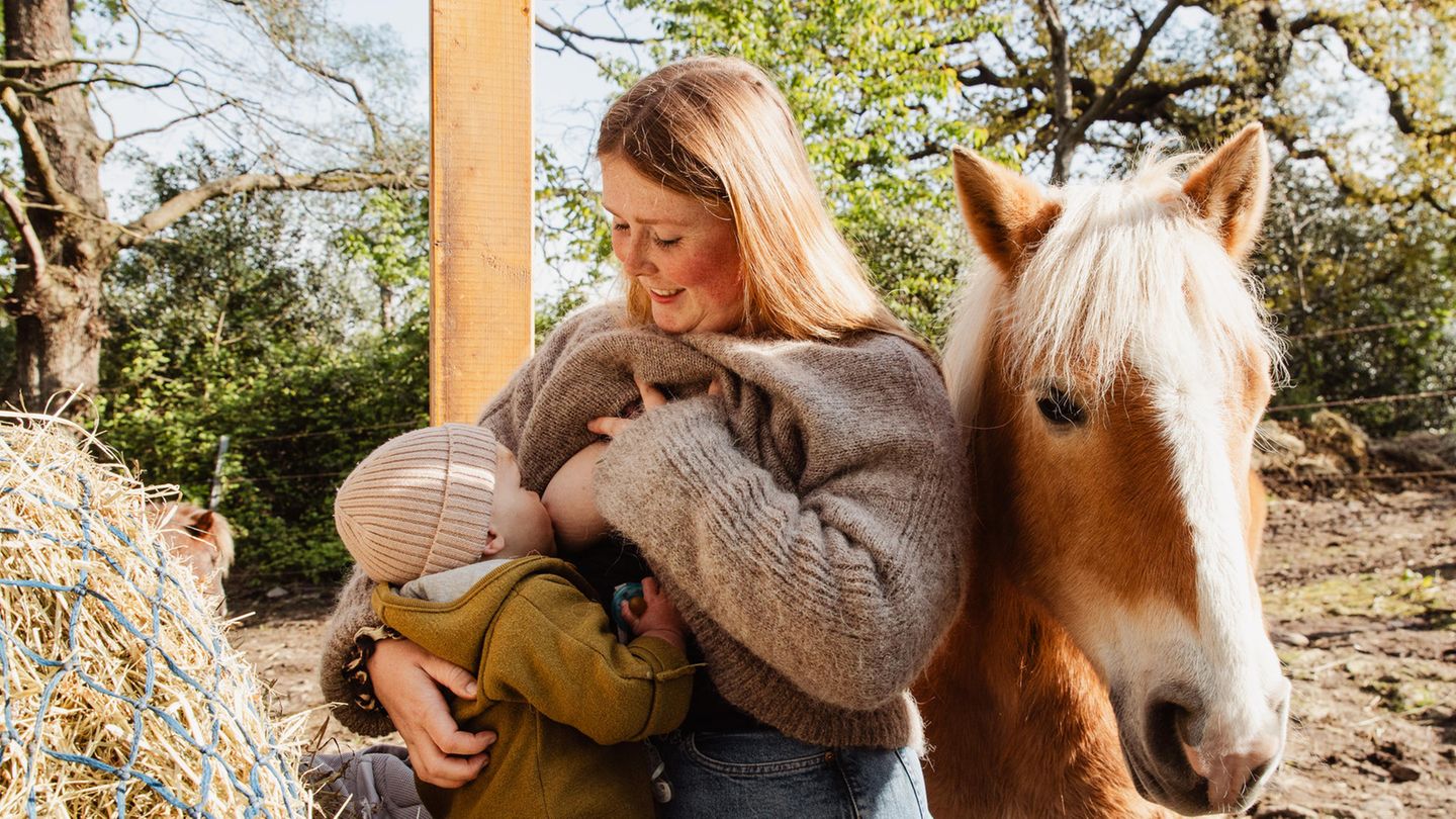 Die 28-jährige Kira ist Reittherapeutin in Witten. Ihr Kind Flora ist 18 Monate alt. Auf dem Hof leben zwölf Pferde. Kira kann sich ihre Arbeit frei einteilen und nimmt ihre Tochter meistens mit, da sie aktuell nur an zwei Vormittagen betreut wird