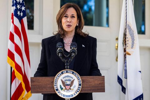 Kamala Harris bestätigt, Donald Trump für einen Faschisten und eine Gefahr für Amerikas Sicherheit zu halten. Dabei bezog sie sich mehrmals auf Aussagen von Trumps Ex-Stabschef John Kelly.