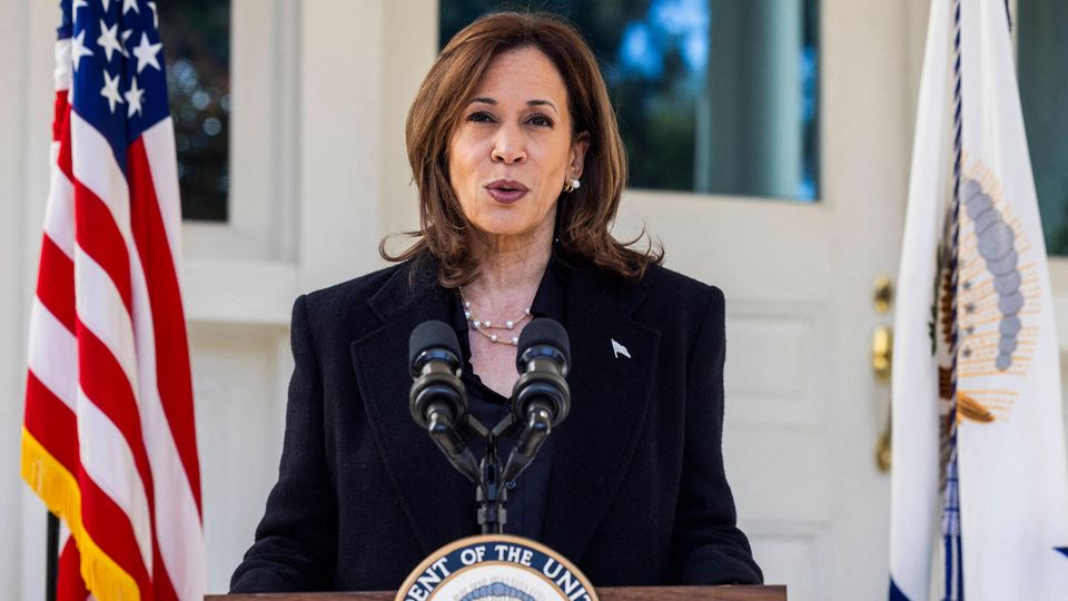 Kamala Harris bestätigt, dass sie Donald Trump für einen Faschisten und eine Bedrohung für die Sicherheit Amerikas hält. Sie verwies mehrfach auf Aussagen von Trumps ehemaligem Stabschef John Kelly.