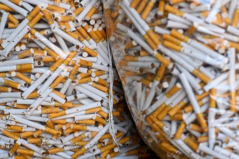 Zwei durchsichtige Plastiksäcke voller Zigaretten