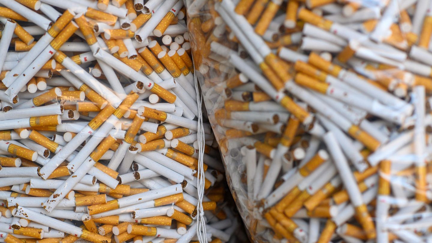 Zwei durchsichtige Plastiksäcke voller Zigaretten