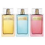 Ein neuer Duft von Narciso Rodriguez als Geschenk-Klassiker    Düfte sind einfach der Geschenk-Klassiker schlechthin. Und tatsächlich zeigt eine Studie des Handelsverbands Deutschland (HDE), dass Parfüm und Kosmetikartikel zu den meistverkauften Produkten in der Vorweihnachtszeit gehören. Bis zu 25-30 Prozent der Befragten geben an, Parfüm als Geschenk in Betracht zu ziehen oder auf ihrer Wunschliste zu haben. Und wenn es ein Parfüm sein soll, dann hat Narciso Rodriguez gleich drei neue Interpretationen der Musc Collection veröffentlicht. Die Düfte Rose Épicée EdP Intense, Wild Tuberose EdP Intense und Radiant Magnolia EdP Intense riechen nicht nur fantastisch, sondern auch die Flacons machen sich besonders schön im Badezimmerregal. Zu finden sind die Düfte in Parfümerien und im Online-Handel.