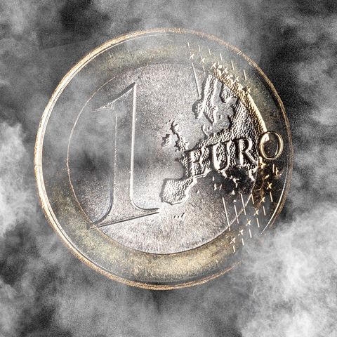 Eine 1-Euro-Münze im Nebel Symbolfoto zum Thema Finanztipp