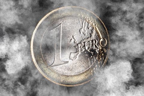 Eine 1-Euro-Münze im Nebel Symbolfoto zum Thema Finanztipp