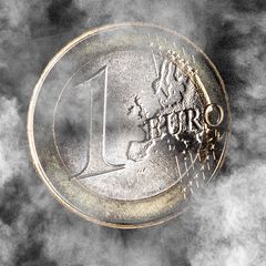 Eine 1-Euro-Münze im Nebel Symbolfoto zum Thema Finanztipp