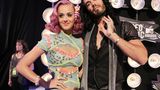 Von 2010 bis 2012 war Katy Perry mit Schauspieler und Sänger Russell Brand verheiratet. Vor allem das Ende der Ehe sorgte für einen kleinen Skandal: Nur 14 Monate nach der Hochzeit beendete Brand die Beziehung kurz vor einem Konzert der Sängerin per SMS. Der Dokumentarfilm "Part of Me" aus dem Jahr 2012 zeigt genau diesen Moment, als sie völlig am Boden zerstört die Nachricht erhält.