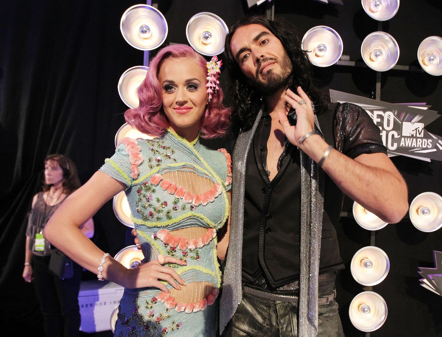 Von 2010 bis 2012 war Katy Perry mit Schauspieler und Sänger Russell Brand verheiratet. Vor allem das Ende der Ehe sorgte für einen kleinen Skandal: Nur 14 Monate nach der Hochzeit beendete Brand die Beziehung kurz vor einem Konzert der Sängerin per SMS. Der Dokumentarfilm "Part of Me" aus dem Jahr 2012 zeigt genau diesen Moment, als sie völlig am Boden zerstört die Nachricht erhält.