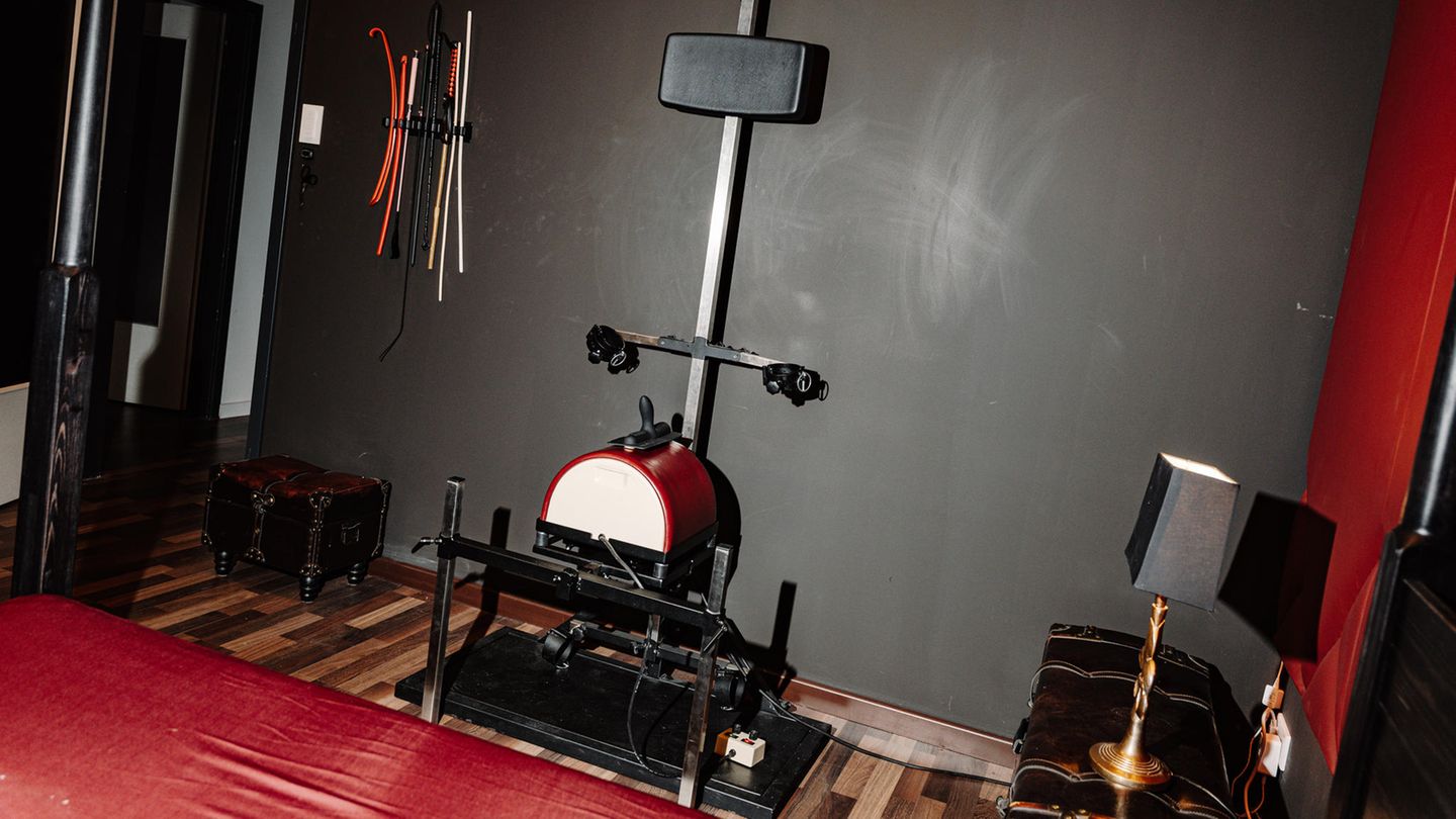 Das Gerät heißt Sybian und steht im Raum Shades of Passion Das Gerät heißt Sybian und steht im Raum Shades of Passion