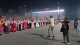 Begeistert hüpft dieser russische Tourist vor Nordkoreanern auf dem Kim Il-sung-Platz im Zentrum der Hauptstadt Pjöngjang. Tausende hatten anlässlich des sogenannten "Siegestages" einen Massentanz aufgeführt. Russische Touristen waren die "Ehrengäste"