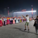 Begeistert hüpft dieser russische Tourist vor Nordkoreanern auf dem Kim Il-sung-Platz im Zentrum der Hauptstadt Pjöngjang. Tausende hatten anlässlich des sogenannten "Siegestages" einen Massentanz aufgeführt. Russische Touristen waren die "Ehrengäste"