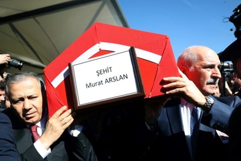 Innenminister Yerlikaya und Parlamentssprecher Kurtulmus tragen den Sarg des getöteten Taxifahrers