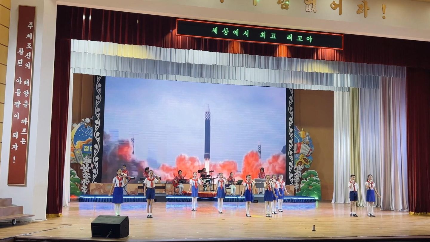 Im Video: Nordkoreanische Kinder tanzen zu Kriegsaufnahmen | STERN.de