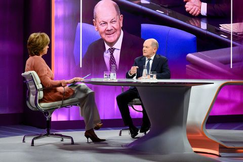 Maybrit Illner (l.) und Olaf Scholz (SPD) sprechen miteinander während der 1000. Sendung des ZDF-Polittalks "maybrit illner"