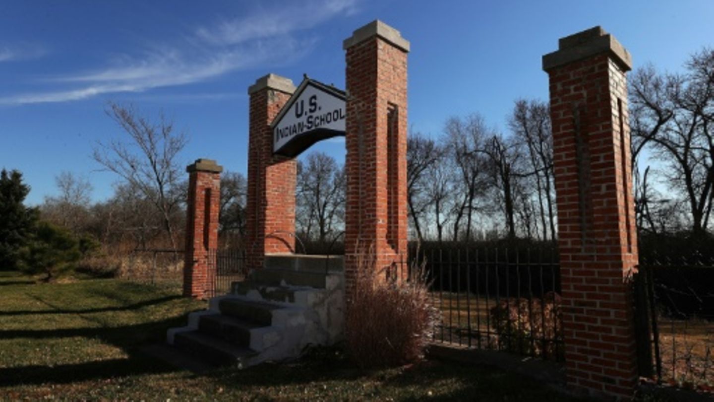Eingang zu früherer Indigenen-Schule in Nebraska