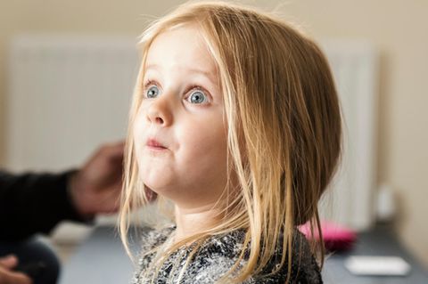 Psychoterror: Ein Mädchen schaut entsetzt