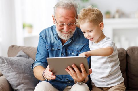 Dealnews: Opa und Enkel schauen auf ein Tablet