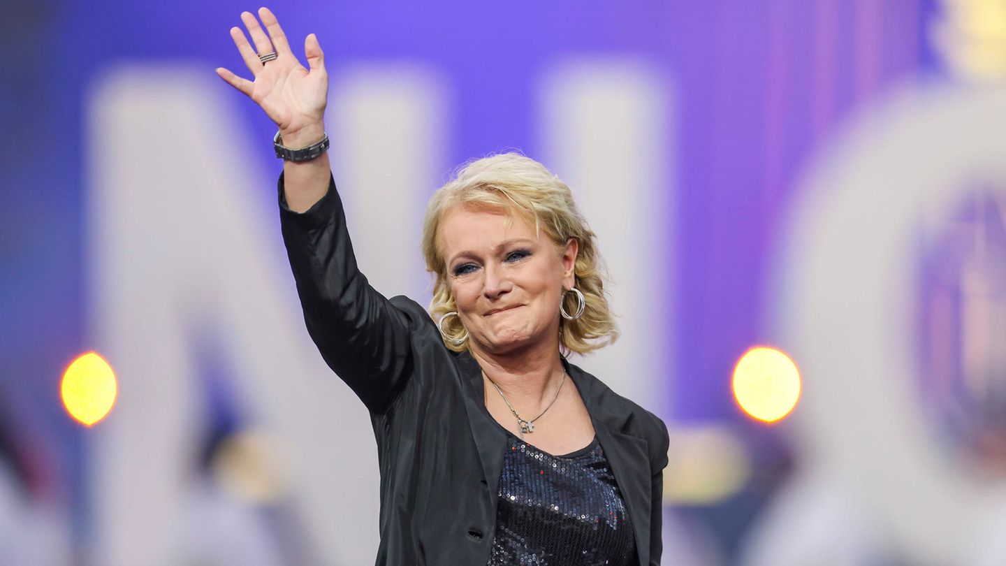 Schlagersängerin Nicole auf der Bühne