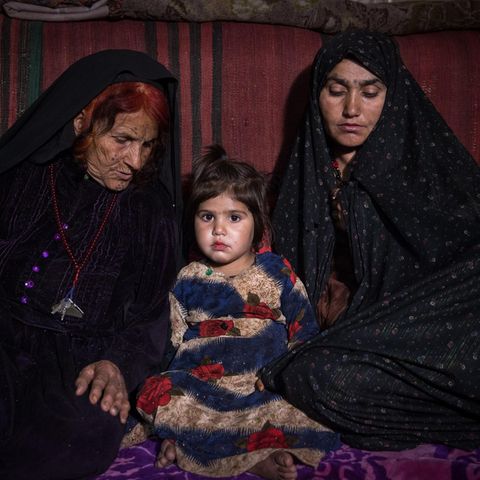 Die dreijährige Aqila zwischen ihrer Mutter und ihrer Großmutter