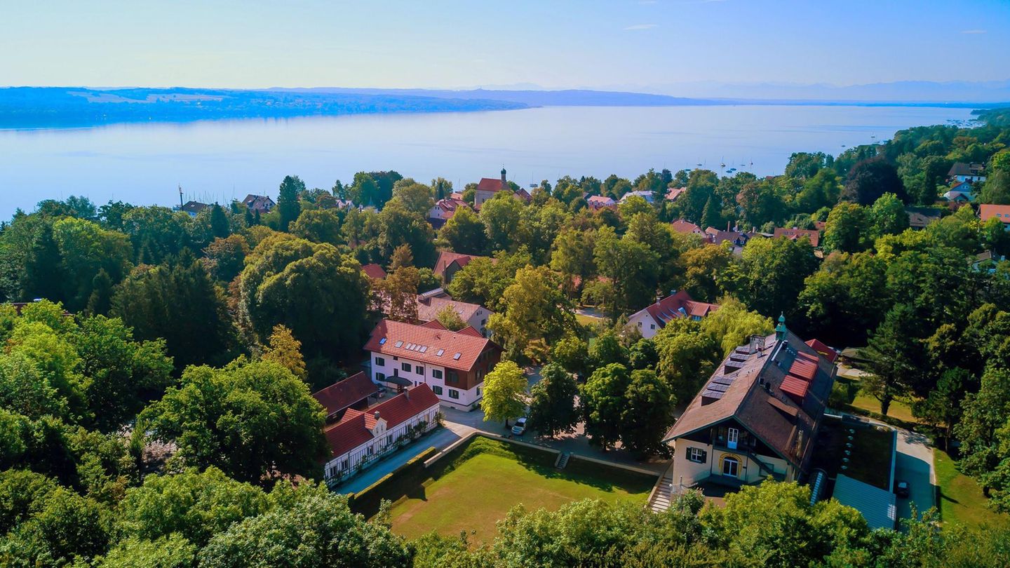 Internat Landheim Ammersee Hinter hohen Bäumen in der Nähe des Ufers liegt das Internat Landheim Ammersee.