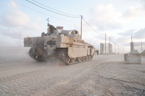 Ein Panzer der Armee von Israel befährt eine staubige Straße in Gaza