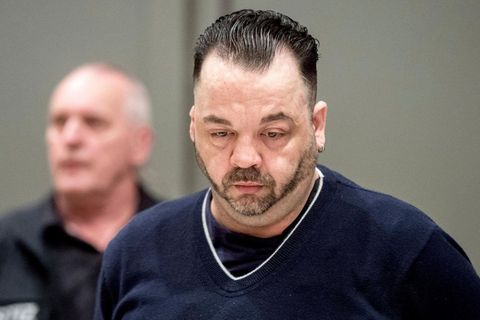 Ein fülliger Mann (Serienmörder Högel) mit blassem Gesicht guckt vor sich auf den Boden.